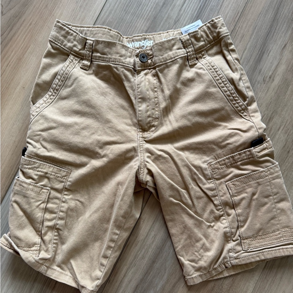 Wrangler Tan Cargo Shorts with Classic Design